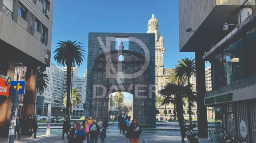 21 De Septiembre Y Luis De La Torre , Próximo A José Ellauri