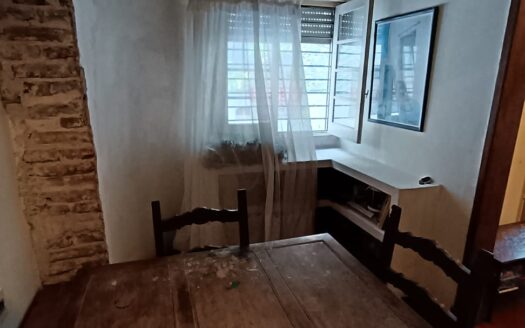 Próximo a la Rambla , a metros de la Facultad de economía.