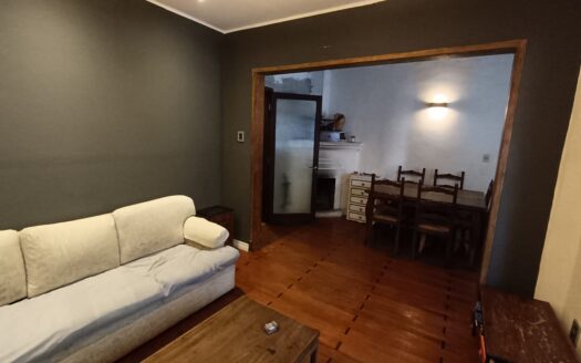 Próximo a la Rambla , a metros de la Facultad de economía.