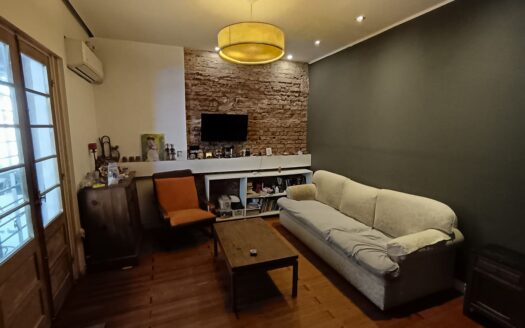 Próximo a la Rambla , a metros de la Facultad de economía.