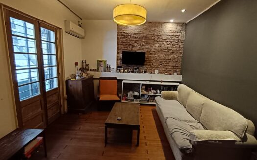 Próximo a la Rambla , a metros de la Facultad de economía.