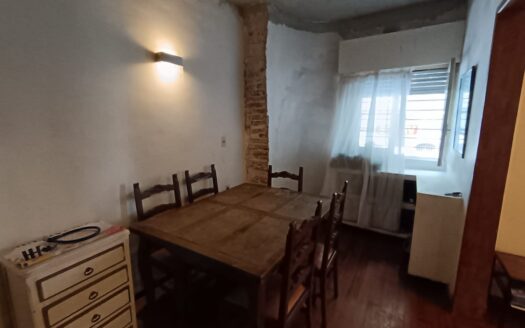 Próximo a la Rambla , a metros de la Facultad de economía.