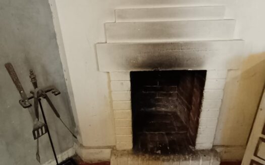 Próximo a la Rambla , a metros de la Facultad de economía.