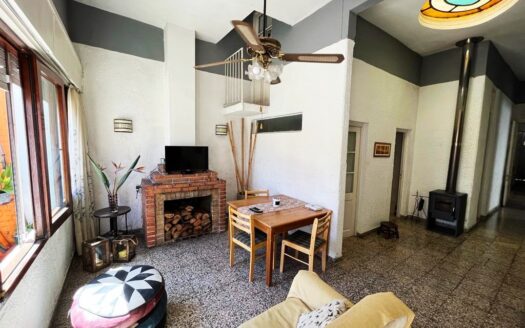 Gran Casa De Estilo Sobre Bvar. Artigas