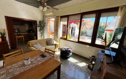 Gran Casa De Estilo Sobre Bvar. Artigas