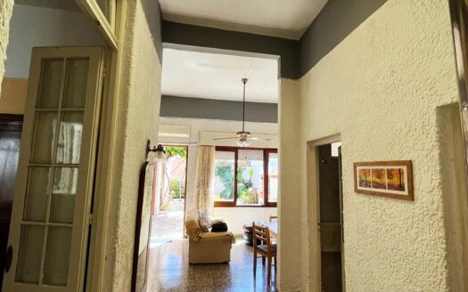 Gran Casa De Estilo Sobre Bvar. Artigas