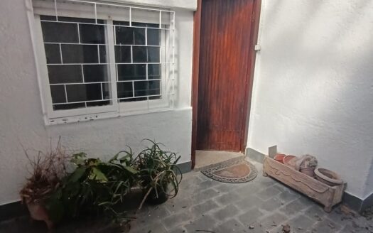 Apartamento en Planta Baja, con patio. 2 dormitorios, amplia cocina, baño completo y patio exclusivo. Excelente ubicación, a metros del Nuevo Centro Shopping. Muy buen estado