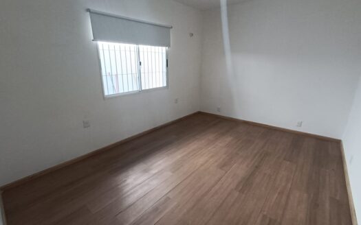 Apartamento en Planta Baja, con patio. 2 dormitorios, amplia cocina, baño completo y patio exclusivo. Excelente ubicación, a metros del Nuevo Centro Shopping. Muy buen estado