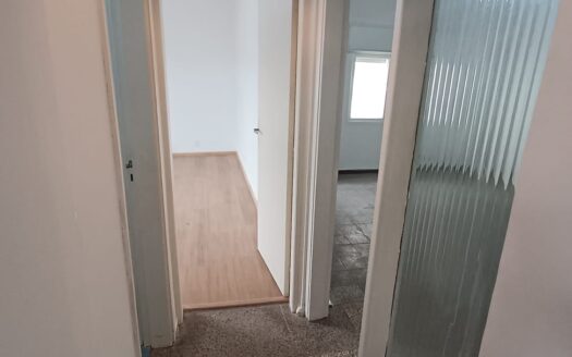 Apartamento en Planta Baja, con patio. 2 dormitorios, amplia cocina, baño completo y patio exclusivo. Excelente ubicación, a metros del Nuevo Centro Shopping. Muy buen estado