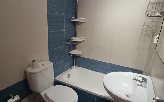 Apartamento en Planta Baja, con patio. 2 dormitorios, amplia cocina, baño completo y patio exclusivo. Excelente ubicación, a metros del Nuevo Centro Shopping. Muy buen estado