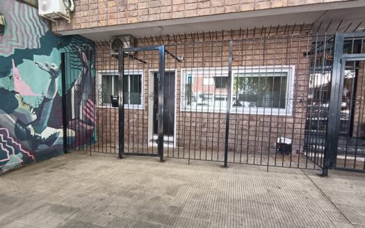 Apartamento en Planta baja, al frente. Próximo rambla. Vacío. Muy buen estado