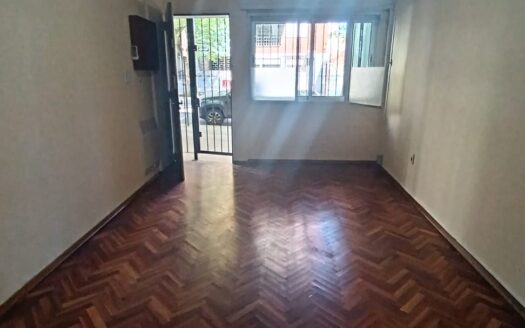 Apartamento en Planta baja, al frente. Próximo rambla. Vacío. Muy buen estado