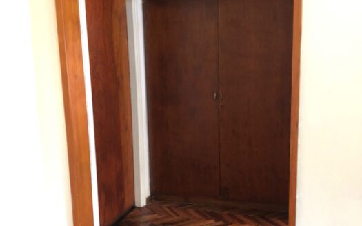 Apartamento en Planta baja, al frente. Próximo rambla. Vacío. Muy buen estado