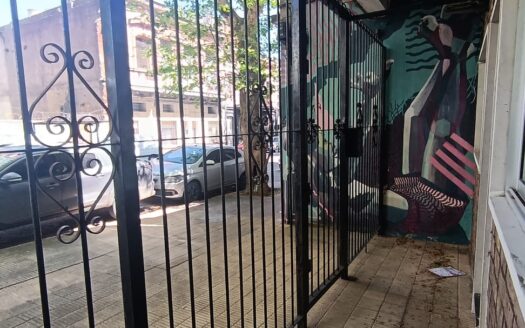 Apartamento en Planta baja, al frente. Próximo rambla. Vacío. Muy buen estado