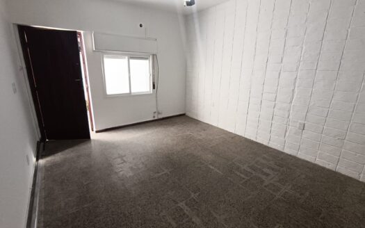 Apartamento en Planta Baja, con patio. 2 dormitorios, amplia cocina, baño completo y patio exclusivo. Excelente ubicación, a metros del Nuevo Centro Shopping. Muy buen estado