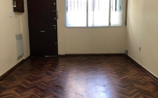 Apartamento en Planta baja, al frente. Próximo rambla. Vacío. Muy buen estado