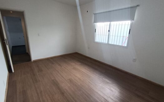Apartamento en Planta Baja, con patio. 2 dormitorios, amplia cocina, baño completo y patio exclusivo. Excelente ubicación, a metros del Nuevo Centro Shopping. Muy buen estado